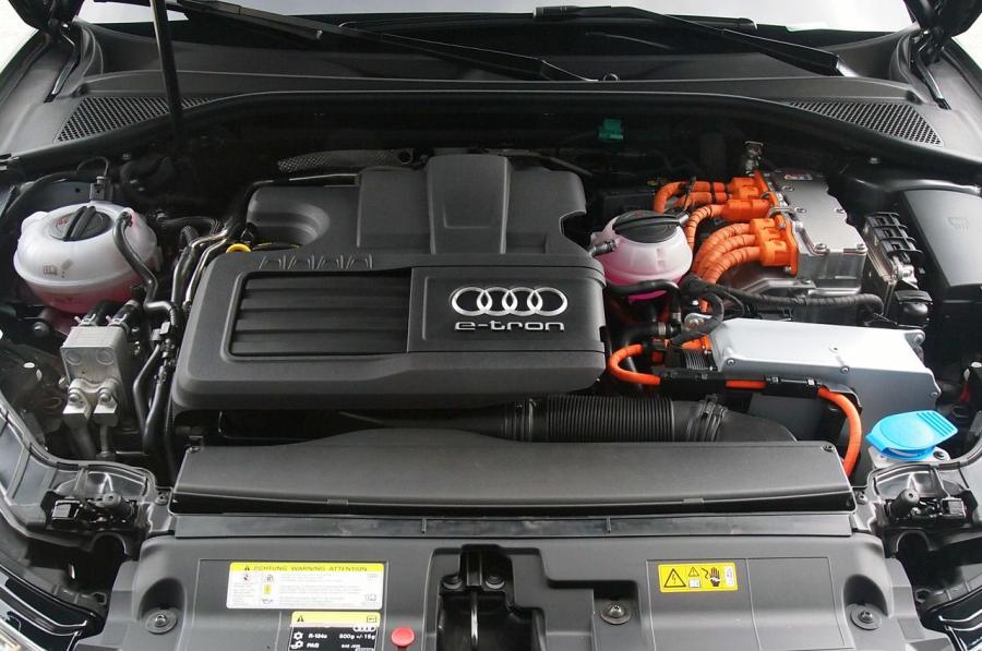 Моторный отсек Audi A3 Sportback e-Tron (8V) 2014 года  (фото 58 из 95)